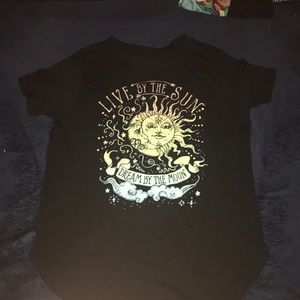 Live by the sun, dream by the moon short sleeved shirt, long round bottom